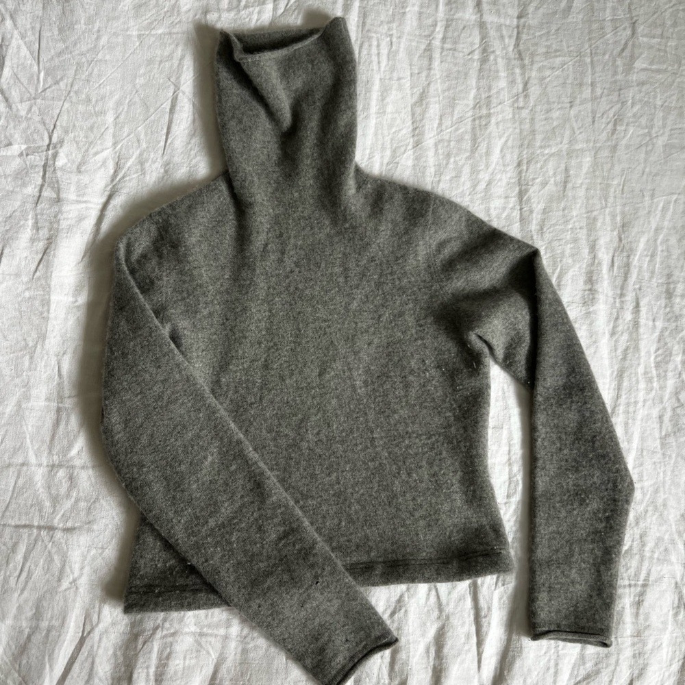 Grey Cashmere Cropped Turtleneck